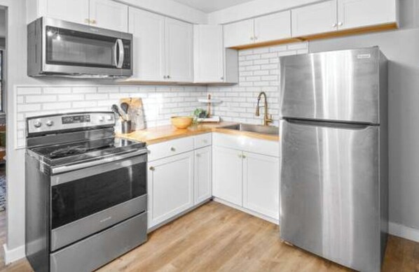 Fridge, microwave, oven, stovetop - Modern Cozy 2-bedroom, 1 bath, House In Downtown Clarksville. (Clarksville)