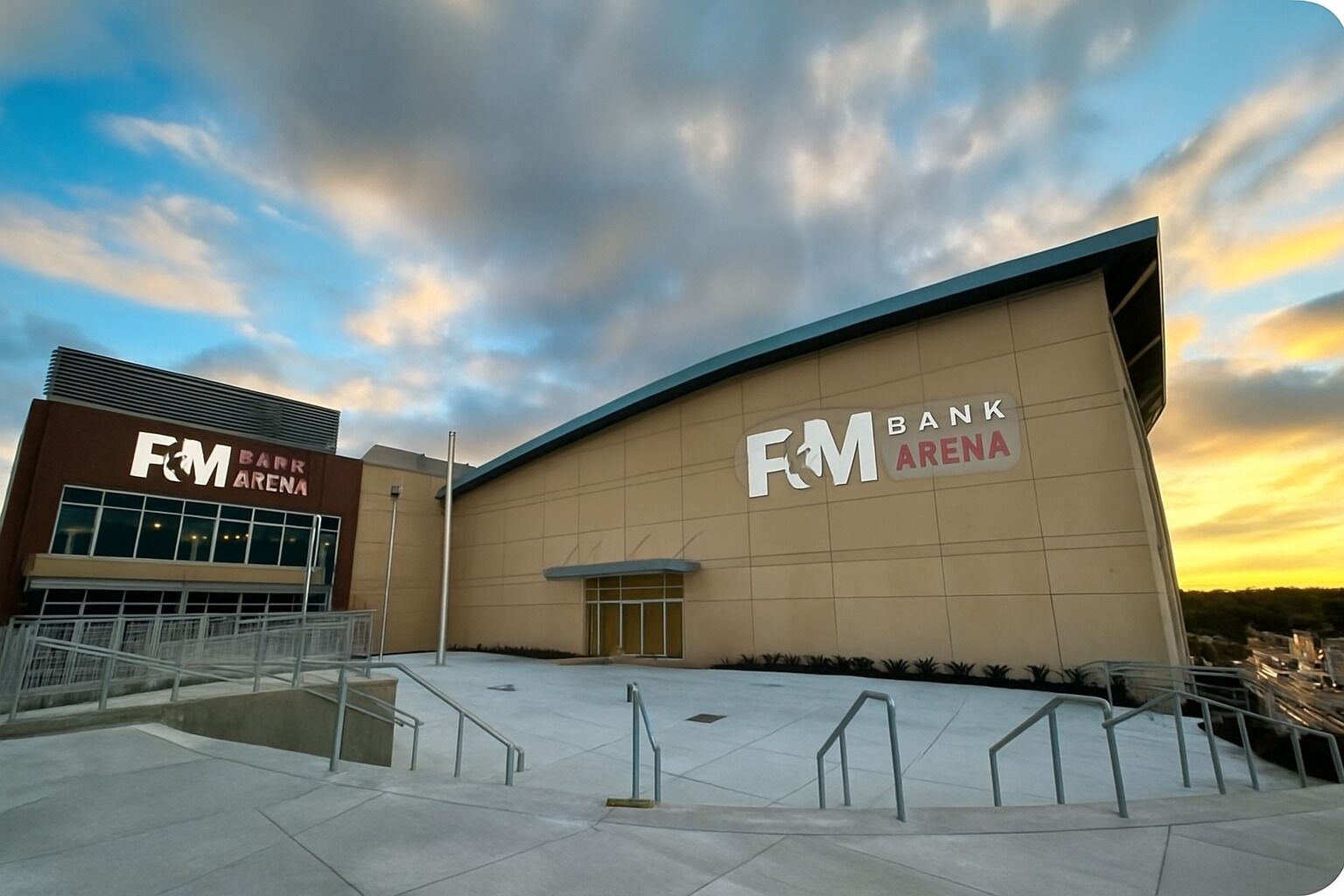 Moderni rakennus, jossa on kyltit, joissa lukee ’FM Bank Arena’ ja ’FM Barr Arena’.