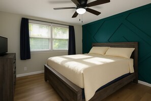 2 bedrooms, desk, iron/ironing board, free WiFi - Modern Cozy 2-bedroom, 1 bath, House In Downtown Clarksville. (Clarksville)