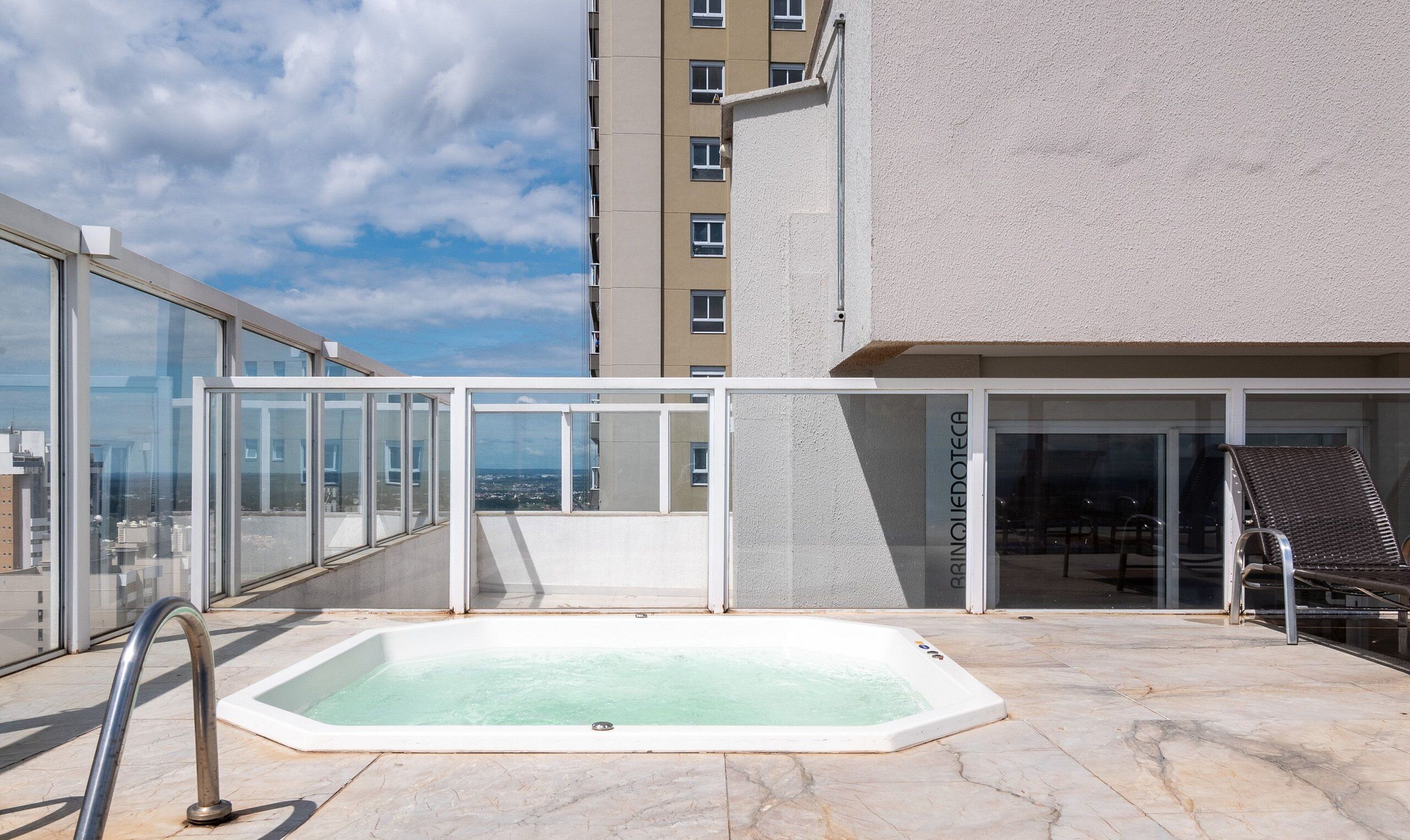 Apartment | Outdoor spa tub