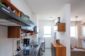 Apartamento básico | Cozinha privada | Talheres/pratos/utensílios de cozinha