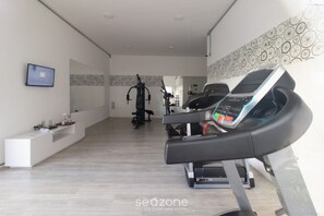 A modern gym with treadmills, a stationary bike, and a weight machine. - Apt in Full Condo, St. Faicalville - Vam0504 (Goiânia)