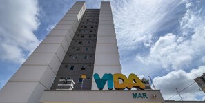 A tall building with a sign reading "VIDA MAR" at the base. - Apt in Full Condo, St. Faicalville - Vam0504 (Goiânia)