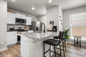 Een microgolfoven, een oven, een vaatwasser