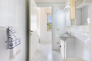 Shower, bidet, towels