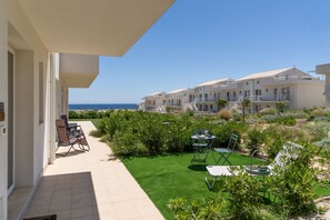 Outdoor dining - Charming 75 sqm seaview flat, able to accommodate up to 5 people, located inside the renowned Borgo 84 residence, equipped with swimming pool and cycle path. The property is located just 3 km from the center of Marzamemi, one of the most fascinating seas (Pachino)
