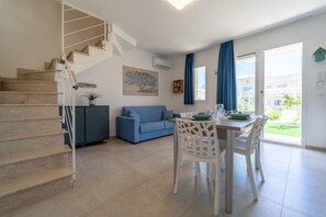 Interior - Charming 75 sqm seaview flat, able to accommodate up to 5 people, located inside the renowned Borgo 84 residence, equipped with swimming pool and cycle path. The property is located just 3 km from the center of Marzamemi, one of the most fascinating seas (Pachino)