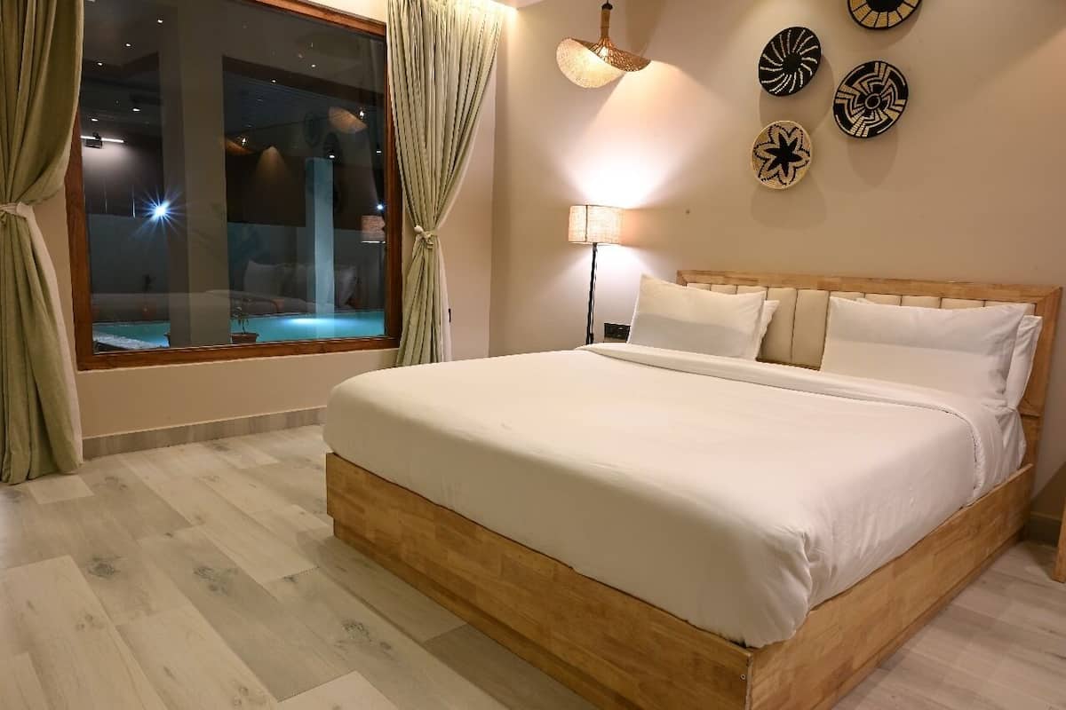 Camera Luxury, vista piscina | Una scrivania, postazione laptop, Wi-Fi gratuito, lenzuola