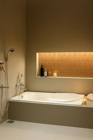 Luxe tweepersoonskamer, balkon, uitzicht op zwembad | Badkamer | Een aparte badkuip en douche, een haardroger, handdoeken, zeep