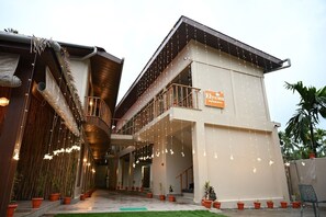 Vista frontal de la propiedad