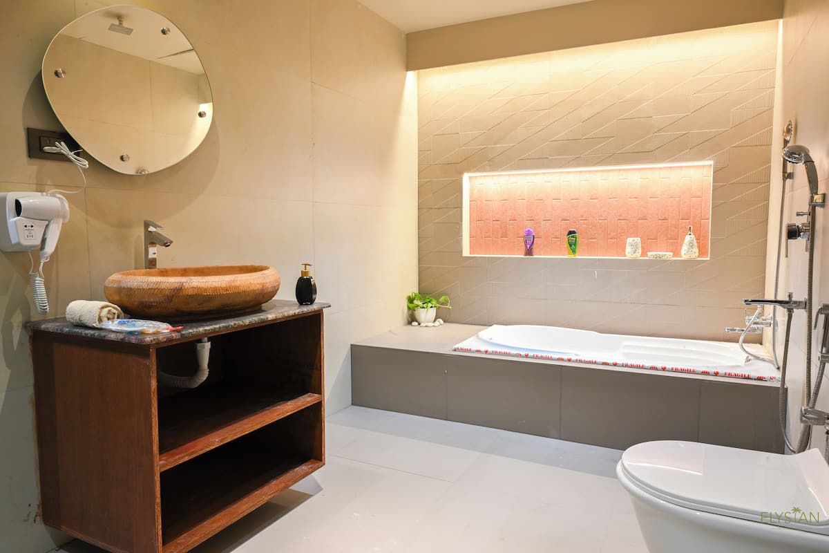Separate bathtub and shower, free toiletries, hair dryer, bidet