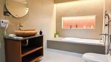 Baignoire et douche séparées, articles de toilette gratuits