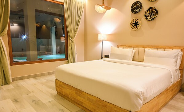 Habitación de lujo, vista a la alberca | Área de sala de estar