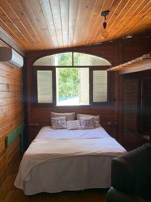 1 bedroom, WiFi, bed sheets - URBAN CABIN - DOWNTOWN OF CASCAVEL. (Country Cascavel)