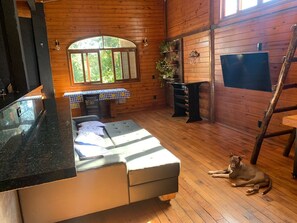 Living area - URBAN CABIN - DOWNTOWN OF CASCAVEL. (Country Cascavel)