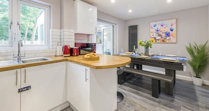 Stunning Home Central MK, Pool Table, Free Parking, Smart Tvs Netflix & Disney+