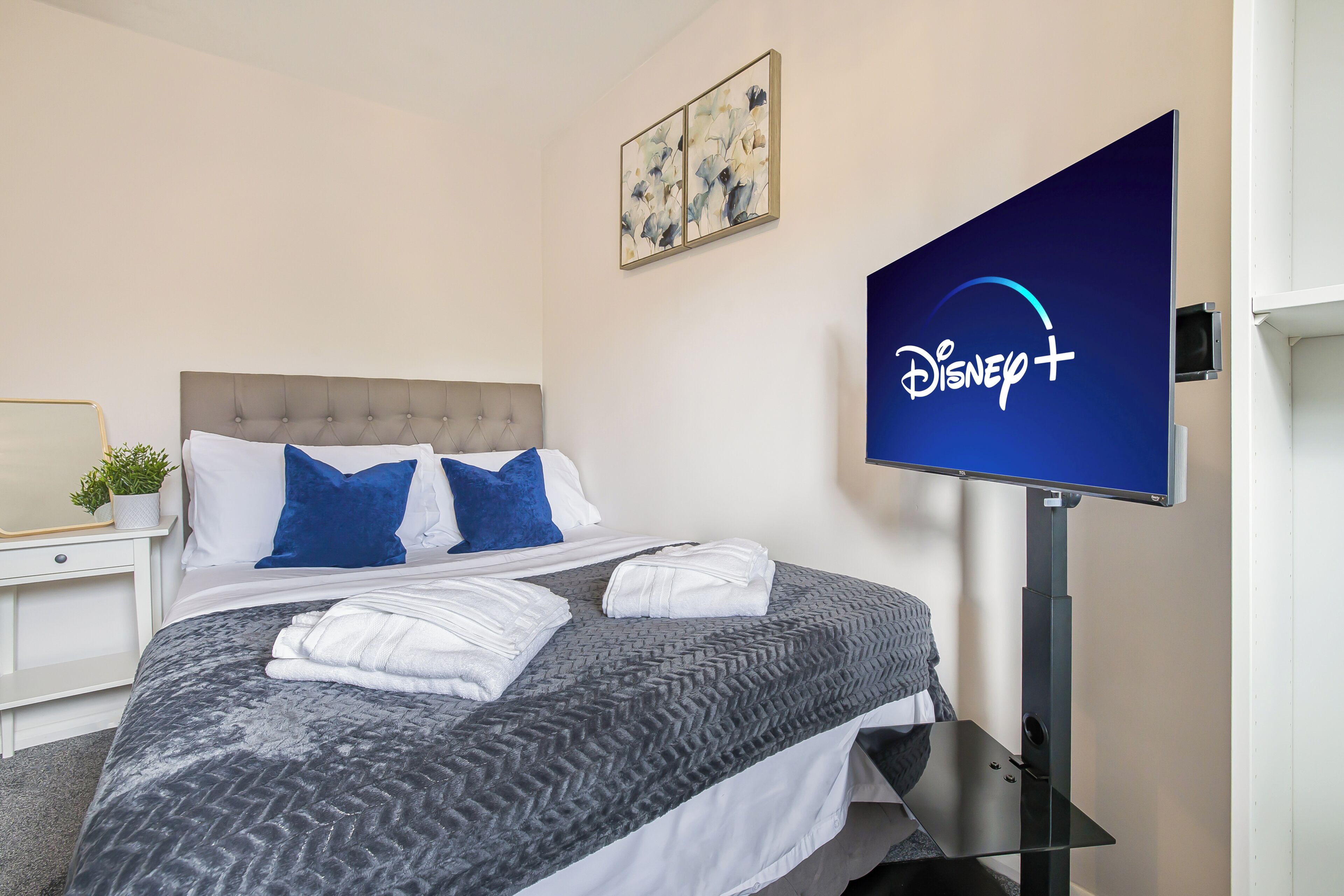 3 bedrooms, desk, iron/ironing board, travel crib