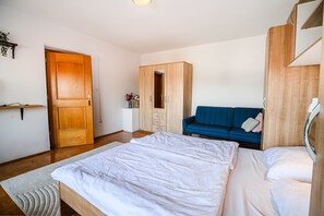 2 soverom, strykejern/-brett, internettilgang og sengetøy