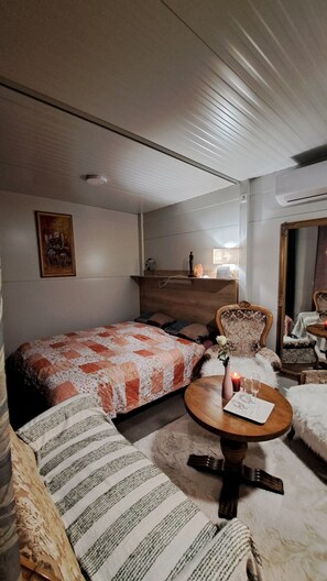 2 bedrooms, iron/ironing board, internet, bed sheets