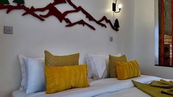 Habitación con 1 cama matrimonial o 2 individuales, vista a la colina | Espacio para trabajar con laptop y wifi gratis