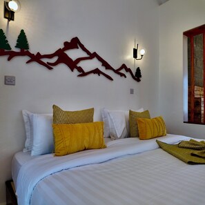 Habitació doble o amb dos llits individuals, vistes al turó | Espai de treball apte per a portàtils i wifi gratuïta 