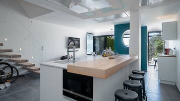 Réfrigérateur, micro-ondes, four, cafetiÚre/bouilloire