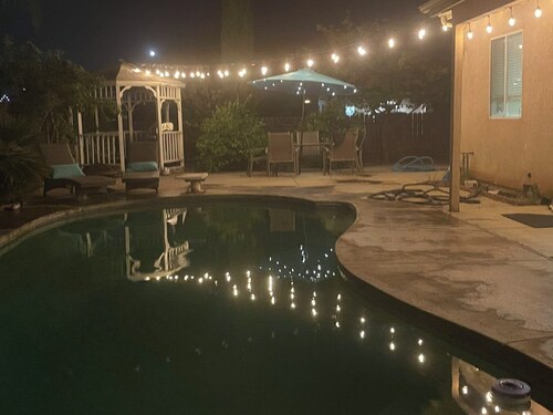 4-bedroom pool house in Fresno, hub for all California destinations &attractions