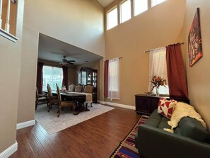 TV, fireplace - 4-bedroom pool house in Fresno, hub for all California destinations &attractions (Fresno)