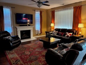 TV, fireplace - 4-bedroom pool house in Fresno, hub for all California destinations &attractions (Fresno)