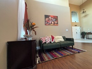 Interior - 4-bedroom pool house in Fresno, hub for all California destinations &attractions (Fresno)