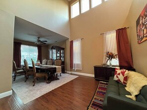 Televisión y chimenea 