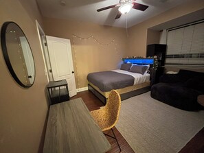 4 bedrooms, iron/ironing board, WiFi, bed sheets - 4-bedroom pool house in Fresno, hub for all California destinations &attractions (Fresno)