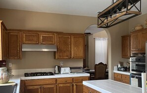 Microondas, horno, parrilla de estufa y lavavajillas 