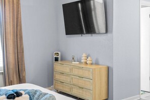 2 bedrooms, desk, iron/ironing board, WiFi