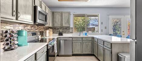 Refrigerador, microondas, horno y parrilla de estufa