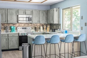 冷蔵庫、電子レンジ、オーブン、コンロ