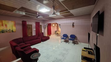 Una televisión, una chimenea