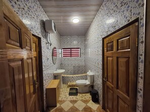 Een douche, toiletpapier