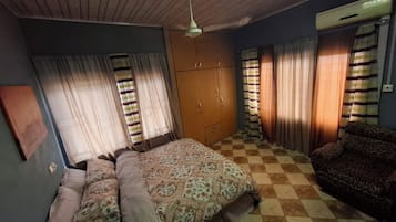 2 dormitorios, tabla de planchar con plancha, ropa de cama