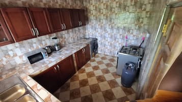 Microondas, horno y placa de cocina