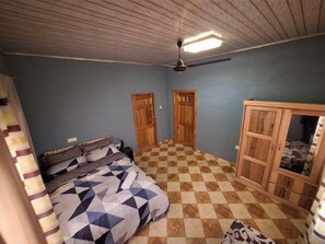 2 soverom, strykejern/-brett og sengetøy