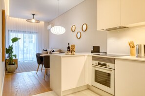 Køleskab, mikrobølgeovn, ovn, kogeplade