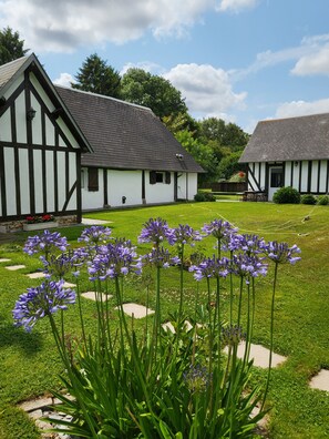 Property grounds - Charming Normandy-style guest cottage, pets welcome, enclosed grounds (Mesnil-en-Ouche)