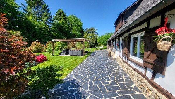 Terrace/patio - Charming Normandy-style guest cottage, pets welcome, enclosed grounds (Mesnil-en-Ouche)