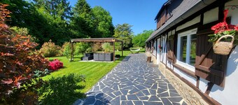 Charming Normandy-style guest cottage, pets welcome, enclosed grounds