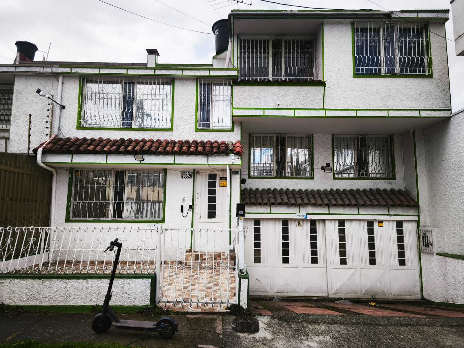 Vista frontal de la propiedad