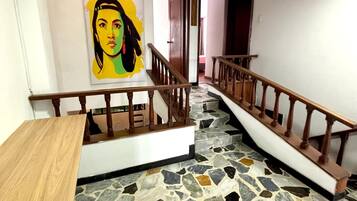 Una escalera con suelo de mosaico y barandillas de madera.