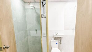 A bathroom with a shower, toilet, and sink. - Kuyay Yachi Hostel (Bogotá)