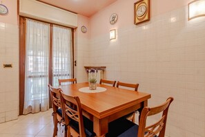 Dining - GuestHost - Stylish Retro Apartment X6 in Turin (Turin)