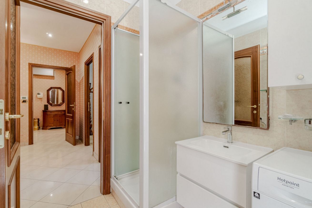 Shower, bidet, towels